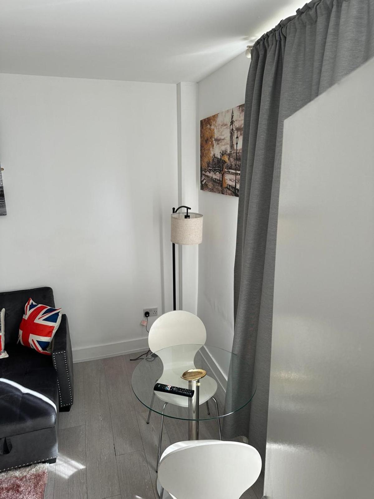 1 Bedroom 30 Minutes To St Pancras Apartment London